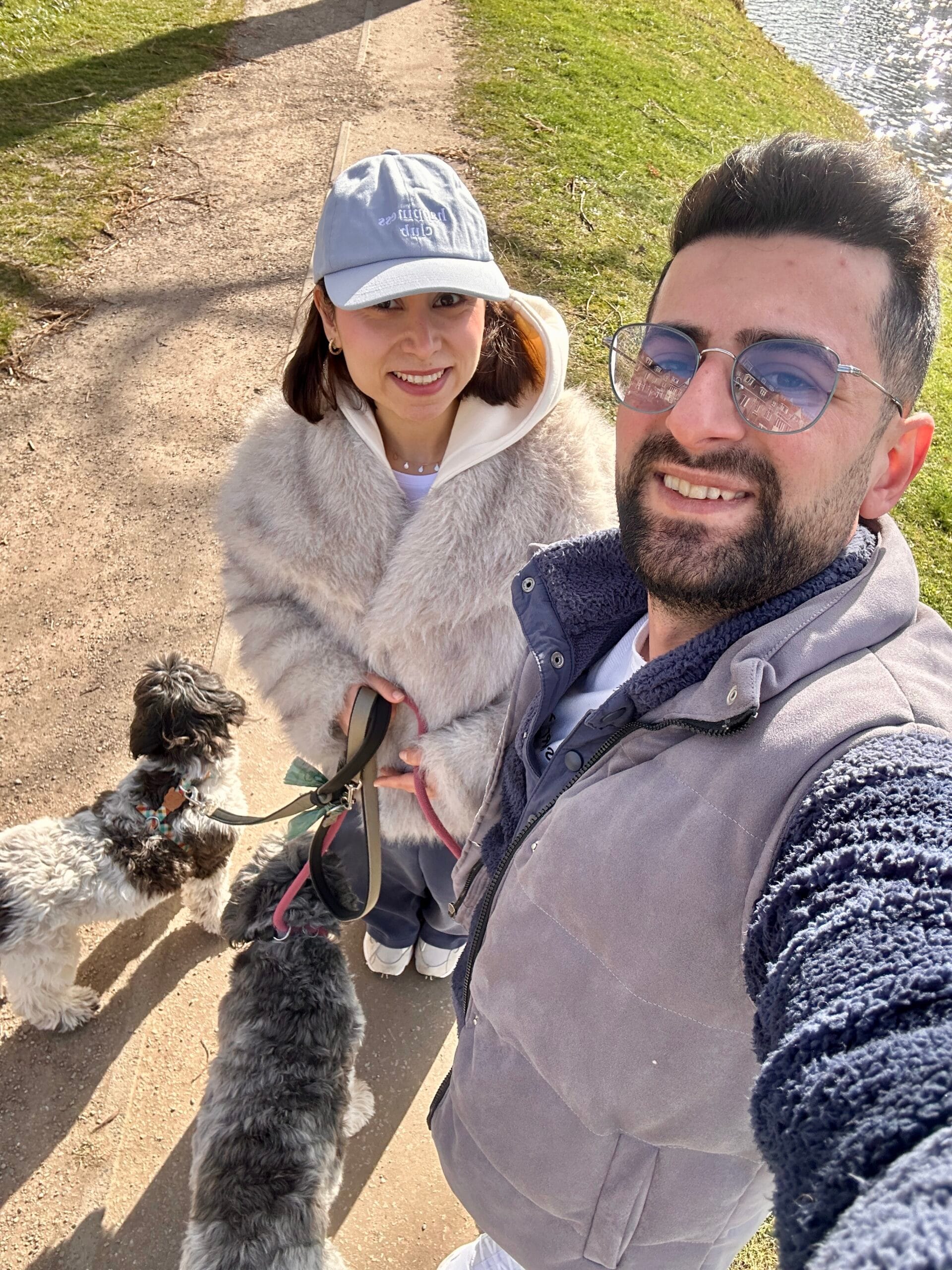 Melisa en Emre met een hond bij Paw Suite Haarlem